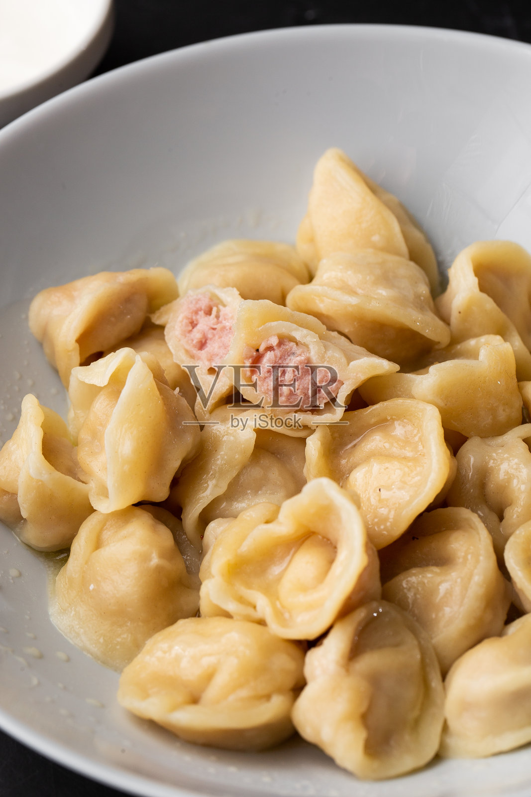 肉馅饺子,自制的俄罗斯佩尔梅尼碗孤立在明亮的背景与剪辑路径照片摄影图片