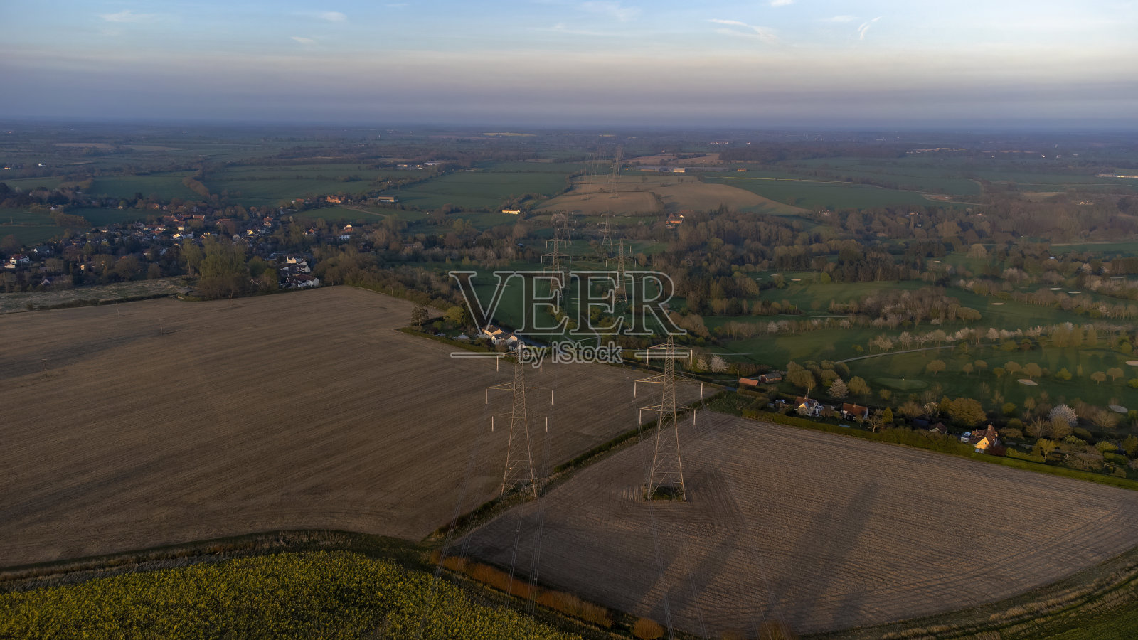 英国萨福克郡农村的电塔鸟瞰图照片摄影图片