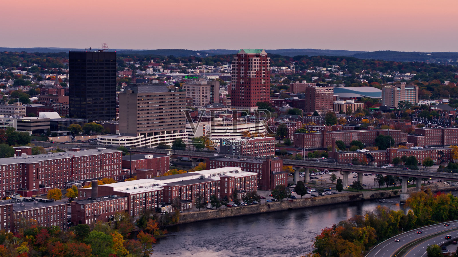 秋季曼彻斯特市中心和新罕布什尔州景观的航拍照片摄影图片