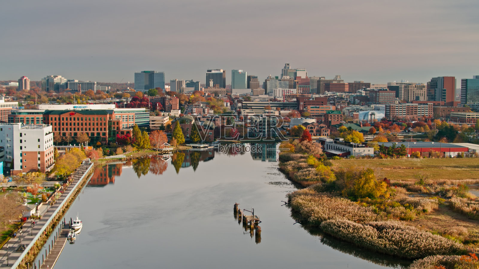 从克里斯汀娜河俯瞰威尔明顿照片摄影图片