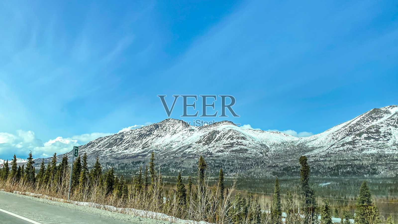 春季分手期间沿着阿拉斯加公路旅行照片摄影图片