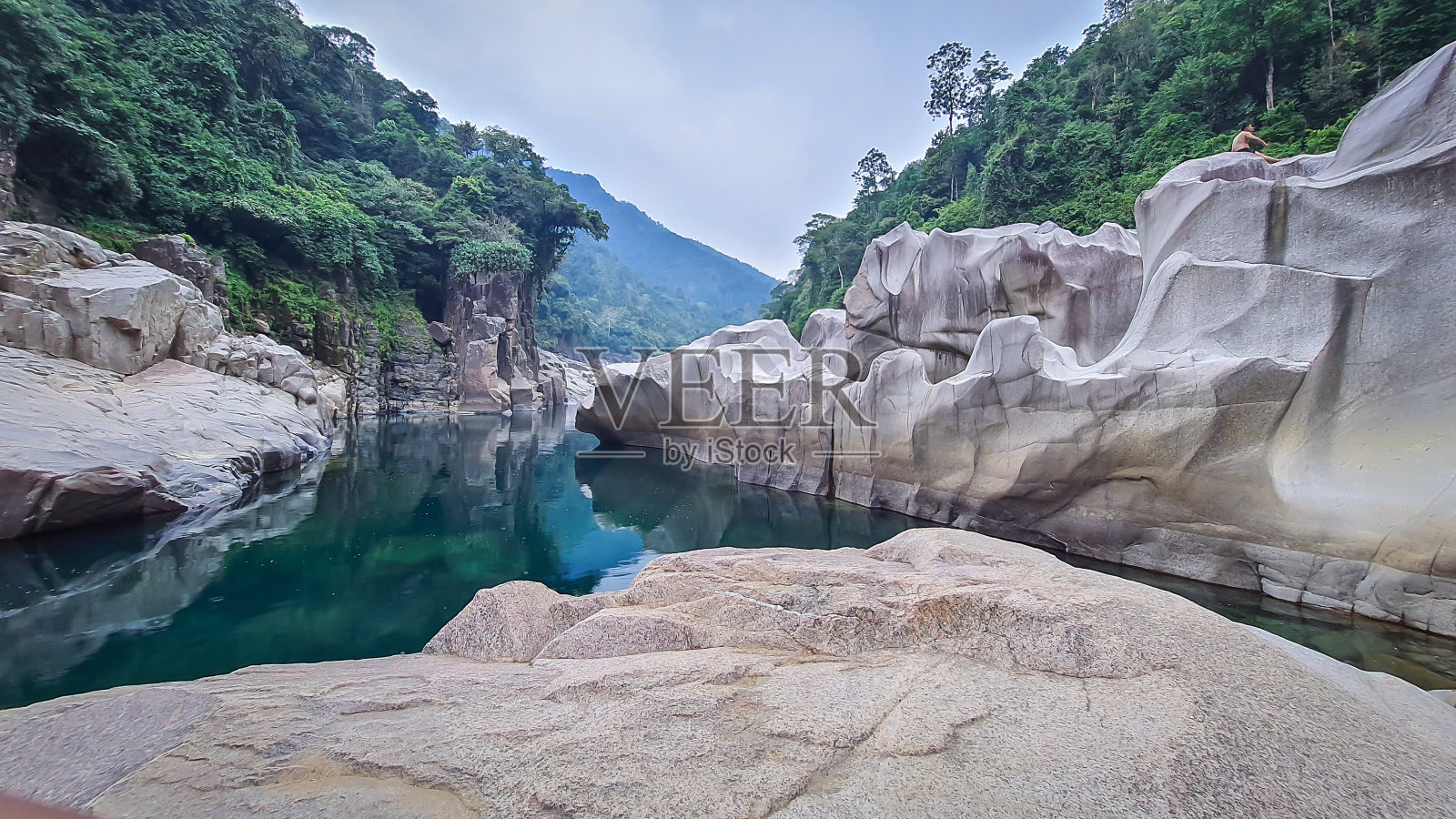 自然形成的白色发亮的石头,形状独特,在干燥的河床在早晨从平面角度照片摄影图片