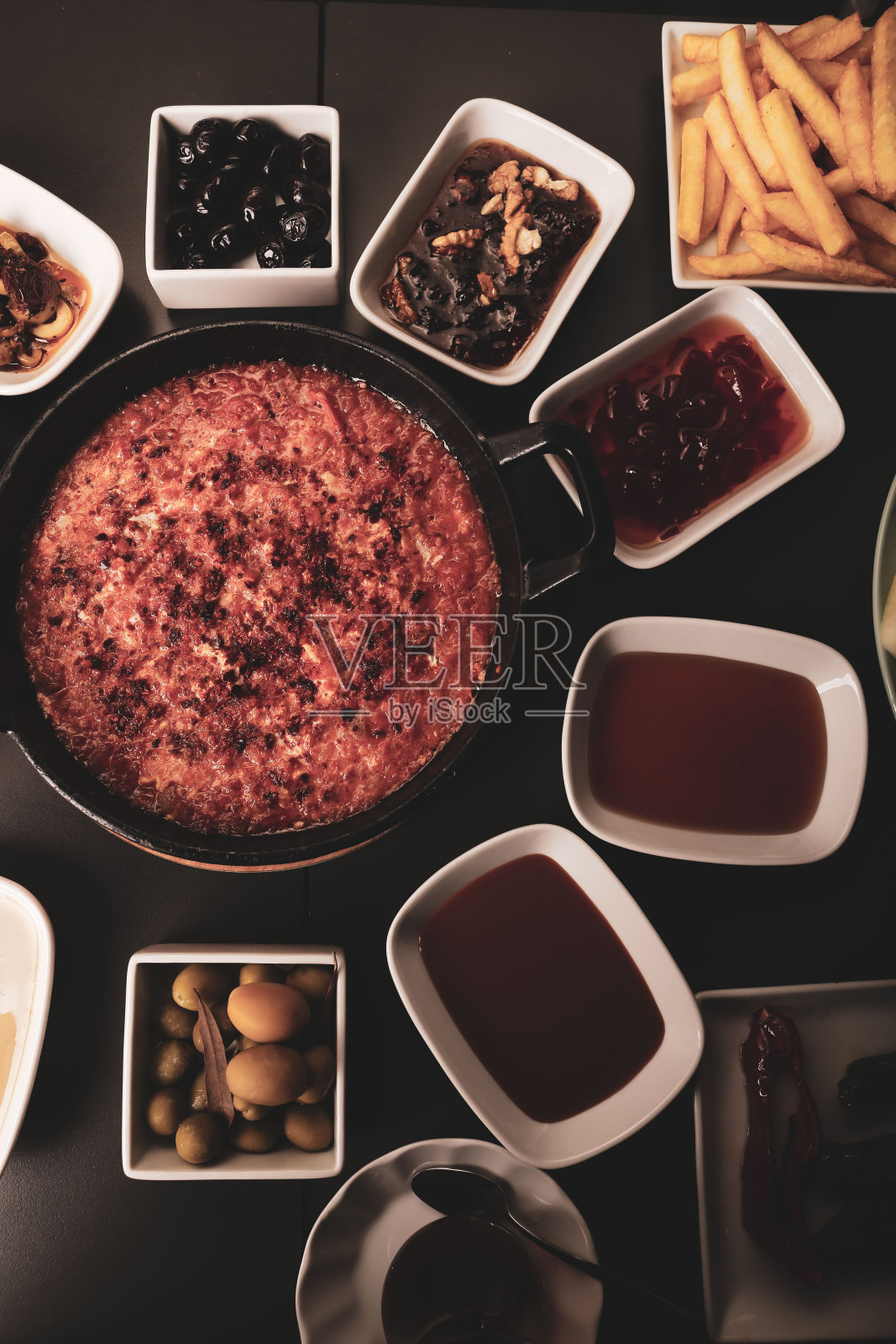 传统的土耳其早餐餐桌与混合食物。照片摄影图片