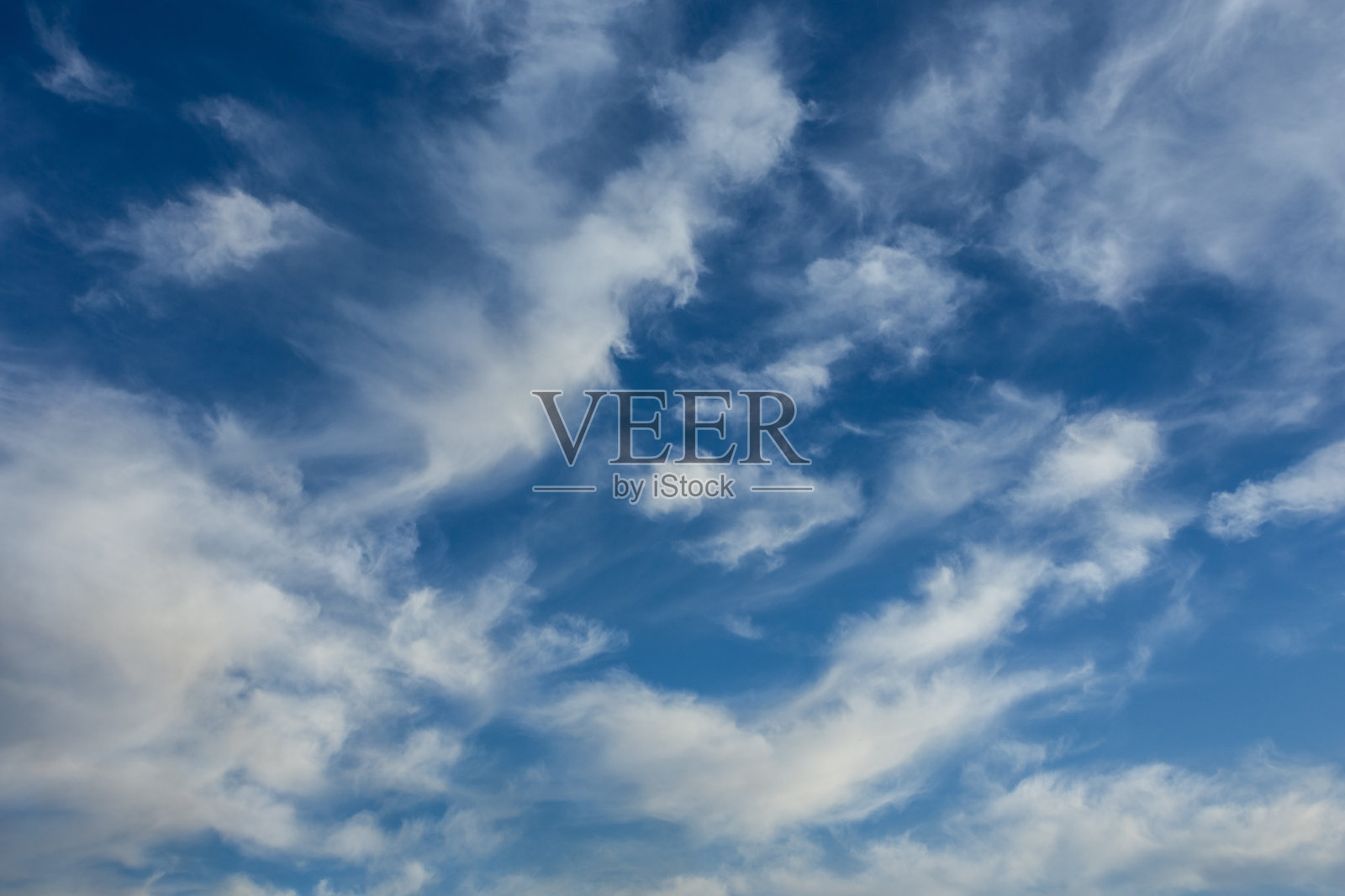 春天,在葡萄牙布拉加,松软的云映衬着充满活力的蓝天。照片摄影图片