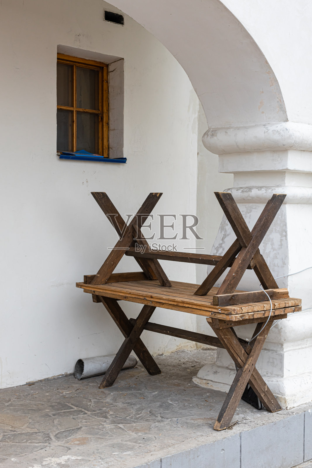 桌子和椅子叠放在一起照片摄影图片