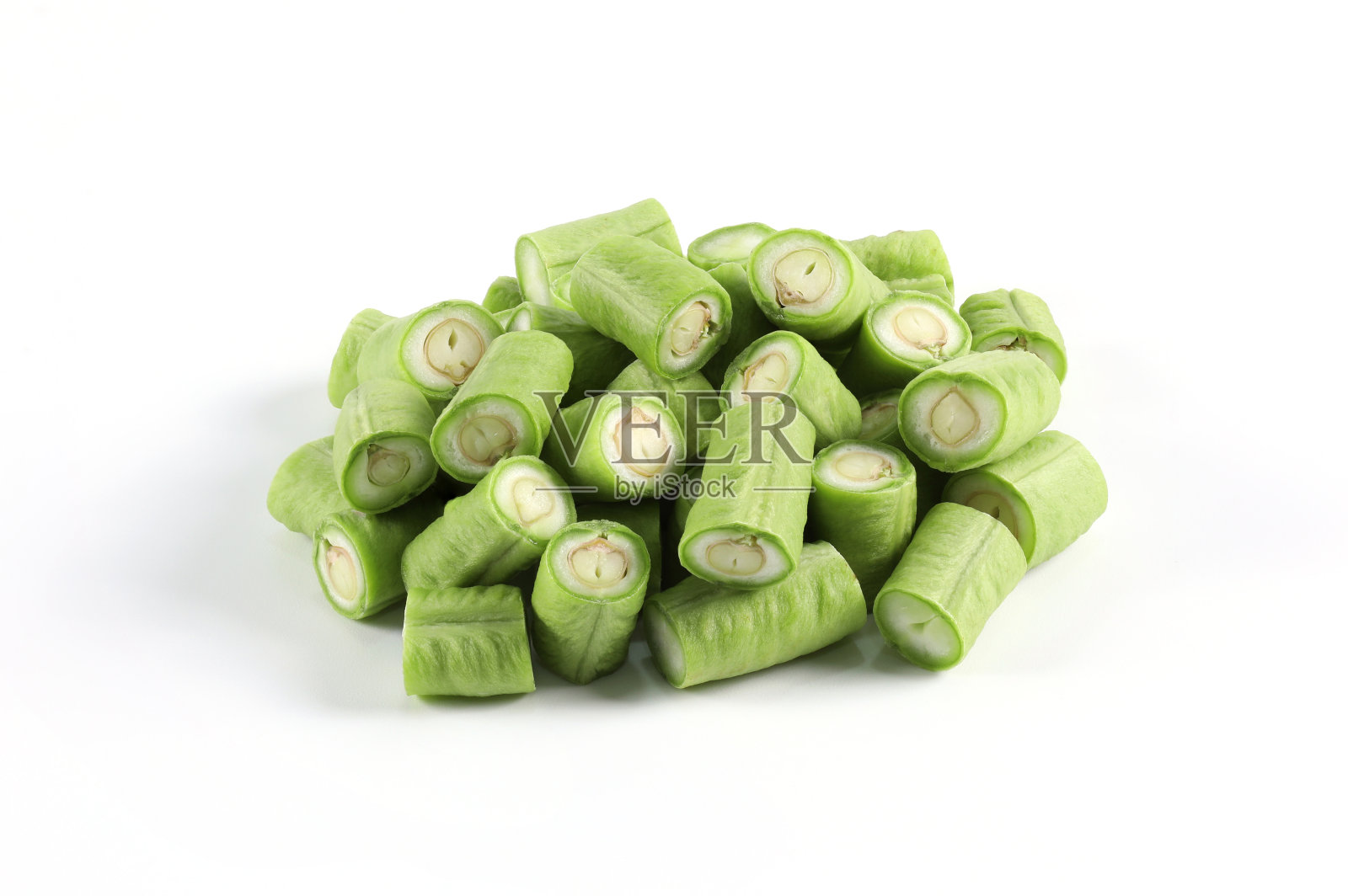 长豆子在白色背景的绿色蔬菜的特写照片。这是一种坚果。它可以作为配菜生吃照片摄影图片