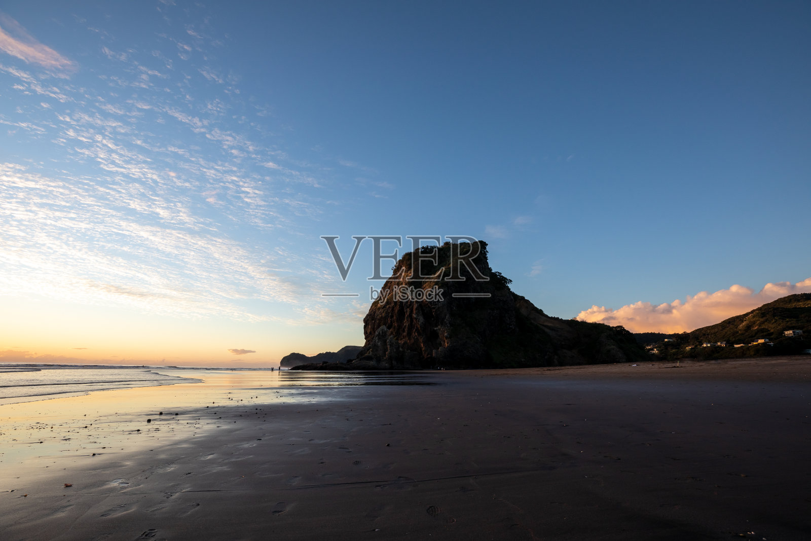 奥克兰皮哈海滩狮子岩的日落照片摄影图片