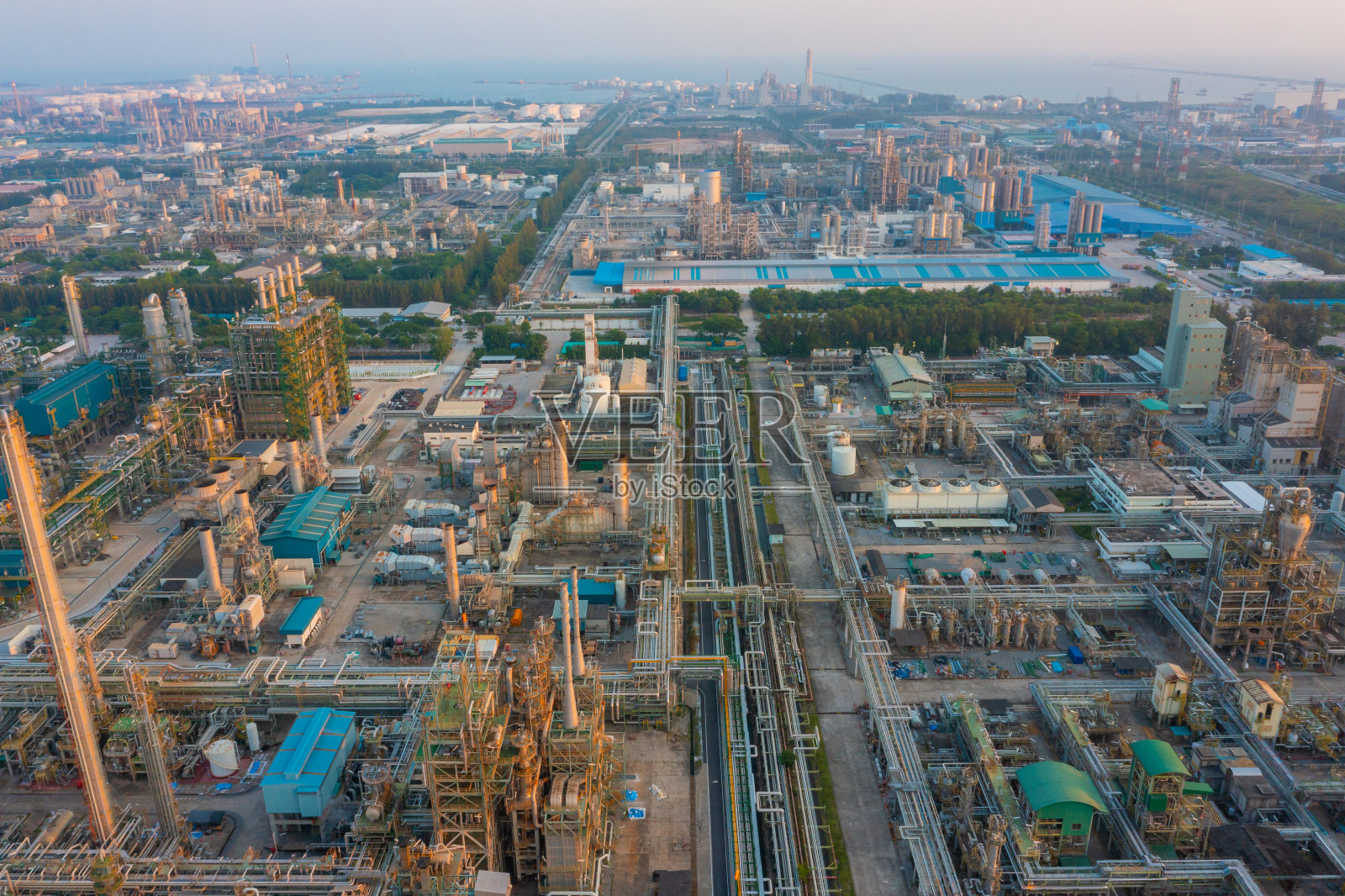 鸟瞰图石油化工炼油厂和海洋在工业工程概念Bangna区在晚上,曼谷市,泰国。工业上的油气储罐管道。现代金属工厂。照片摄影图片