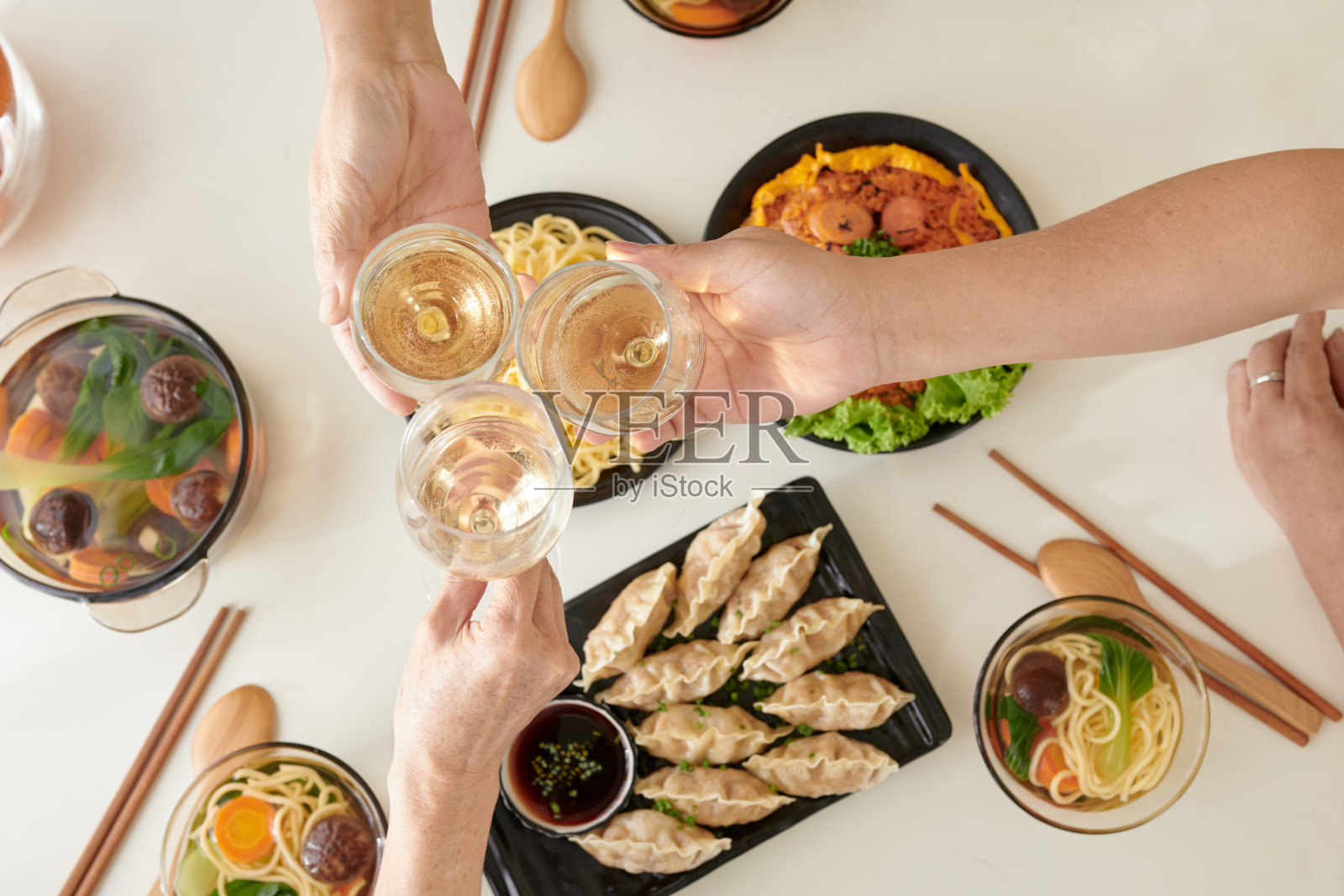 朋友们在餐桌上敬酒照片摄影图片