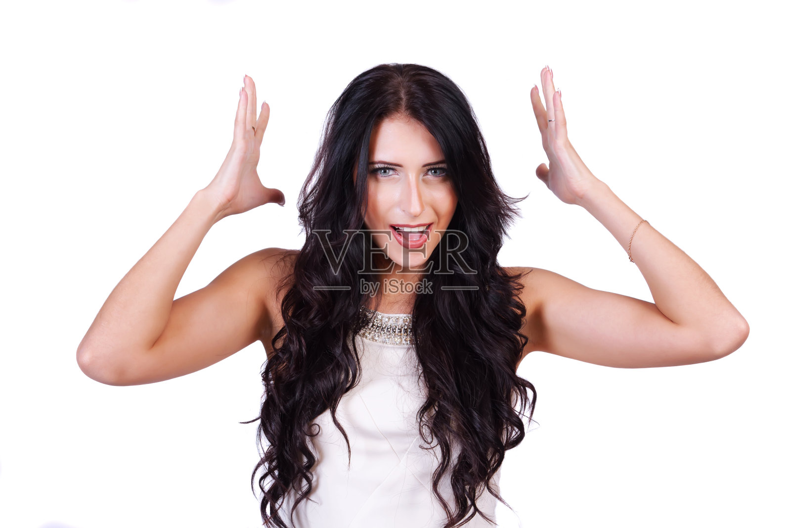 一位年轻苗条的女孩双手抱头,展示她的经历照片摄影图片