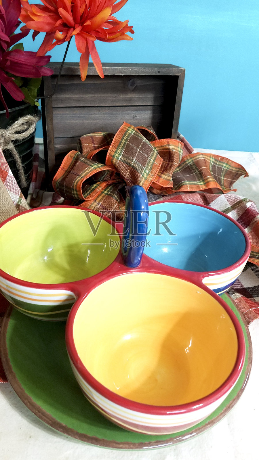 节日色彩丰富的菜肴以绿松石为背景。照片摄影图片