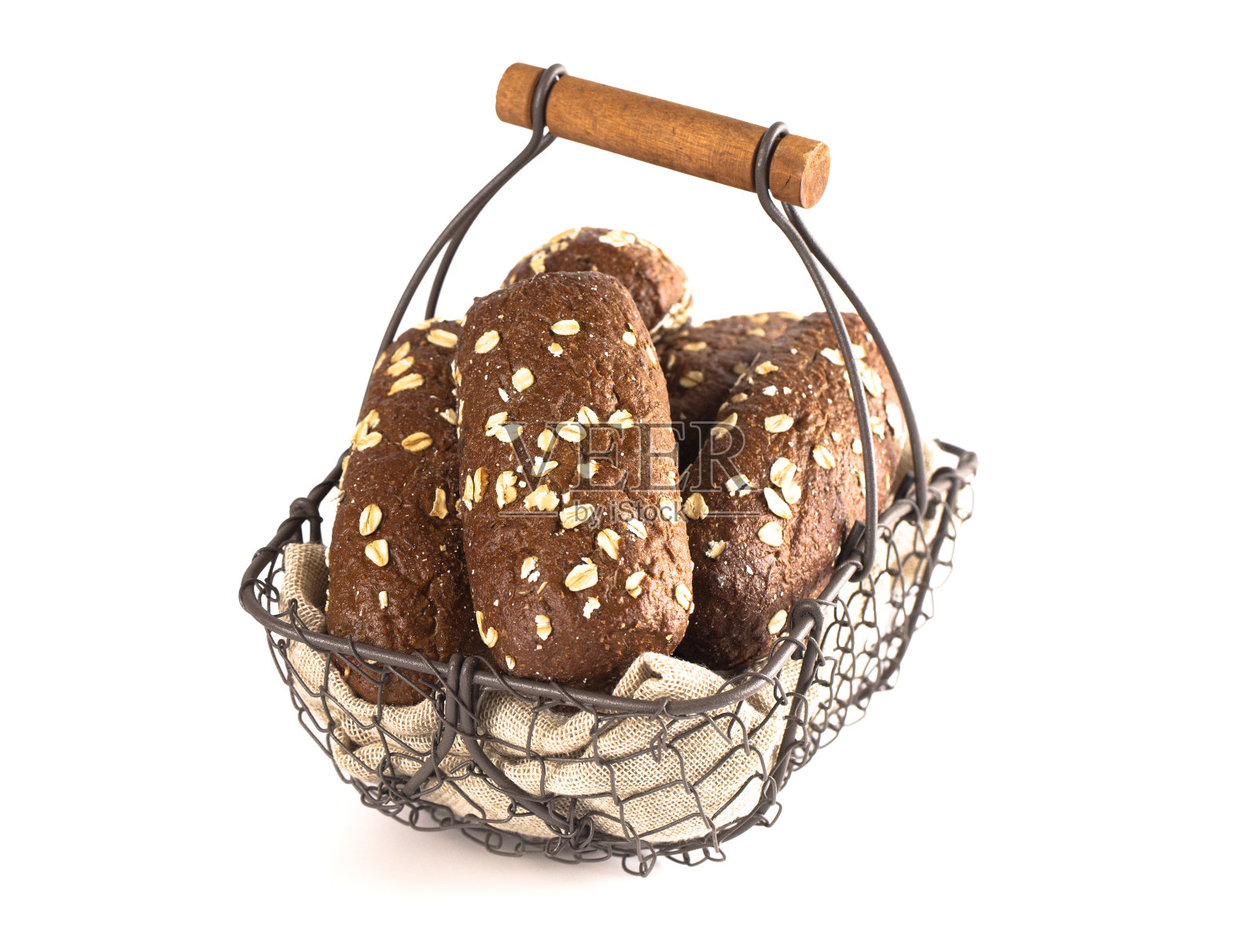 在白色背景上分离出燕麦的黑褐色面包照片摄影图片