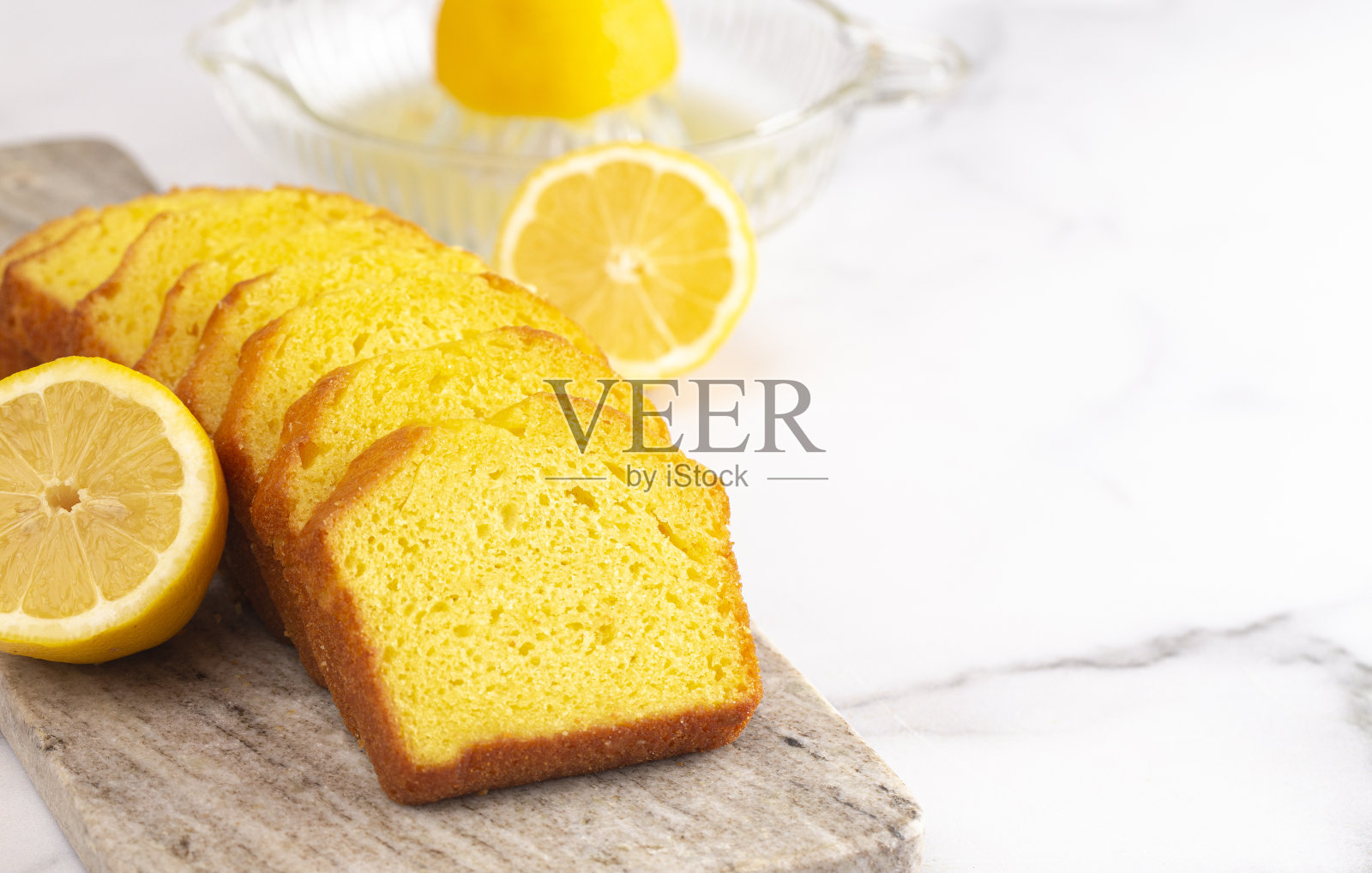 大理石柜台上的柠檬蛋糕照片摄影图片