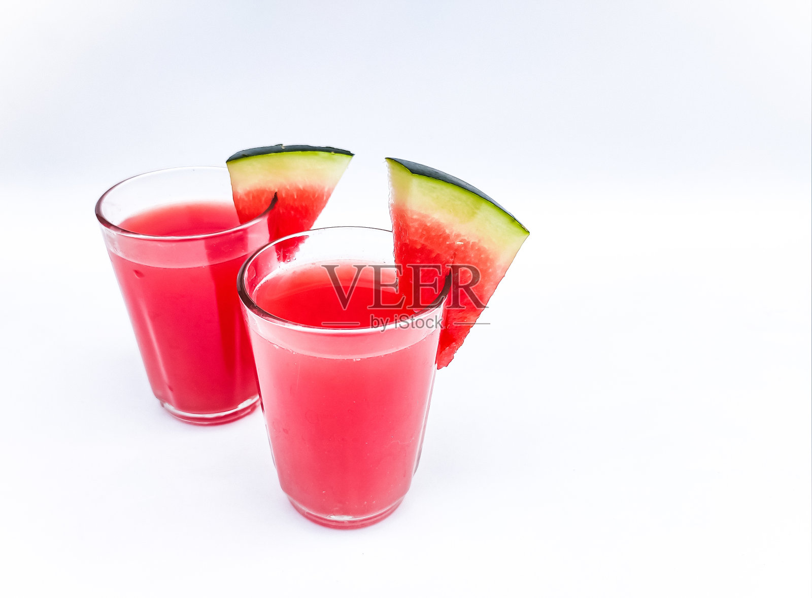一杯西瓜汁和切片分离在白色背景照片摄影图片