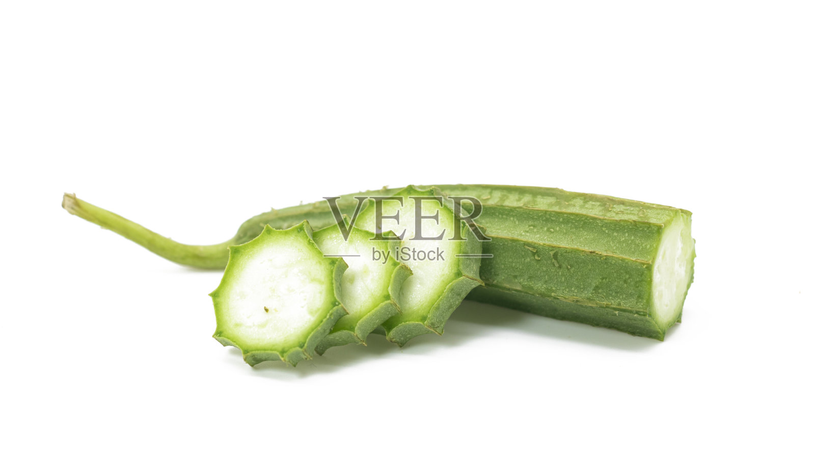 新鲜角丝瓜(棱瓜)蔬菜与切片孤立在白色背景。照片摄影图片