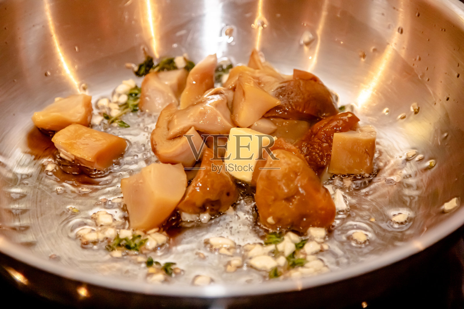 用平底锅烤野蘑菇。在煎锅里炒牛肝菌照片摄影图片