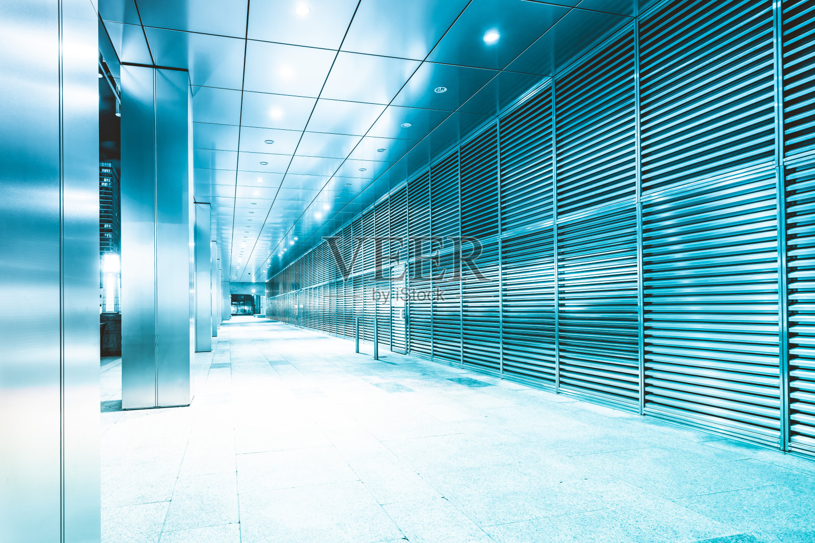 带储藏室的金属门照片摄影图片