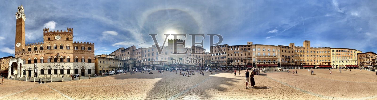 意大利锡耶纳市中心的田野广场和高耸的曼吉亚塔楼。(360度超广角)照片摄影图片