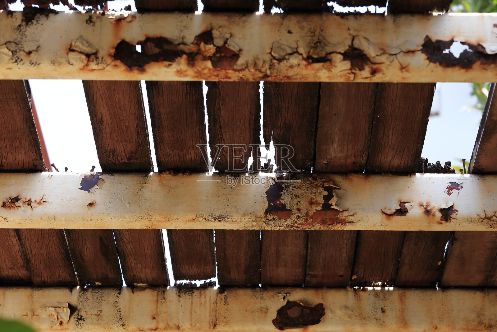 腐烂的木头。结构。损害。生锈。磨损。衰变。危险的照片摄影图片