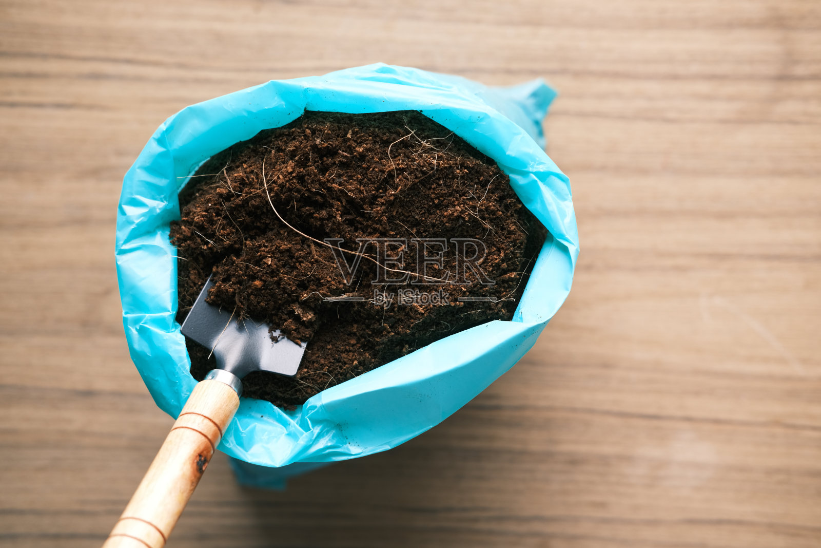 可可泥炭和园艺工具与复制空间的桌子照片摄影图片