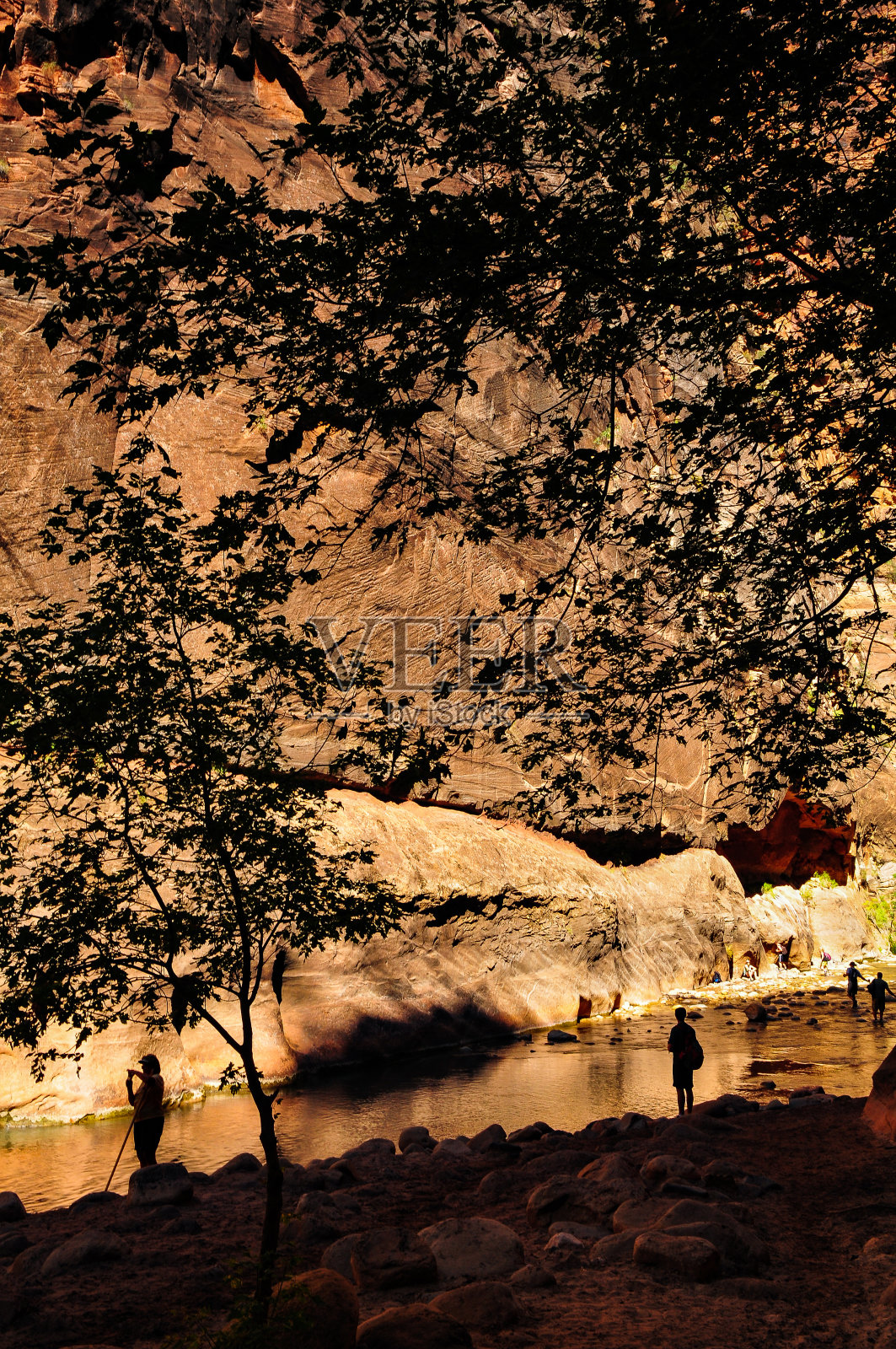 游客在锡安海峡的剪影照片摄影图片