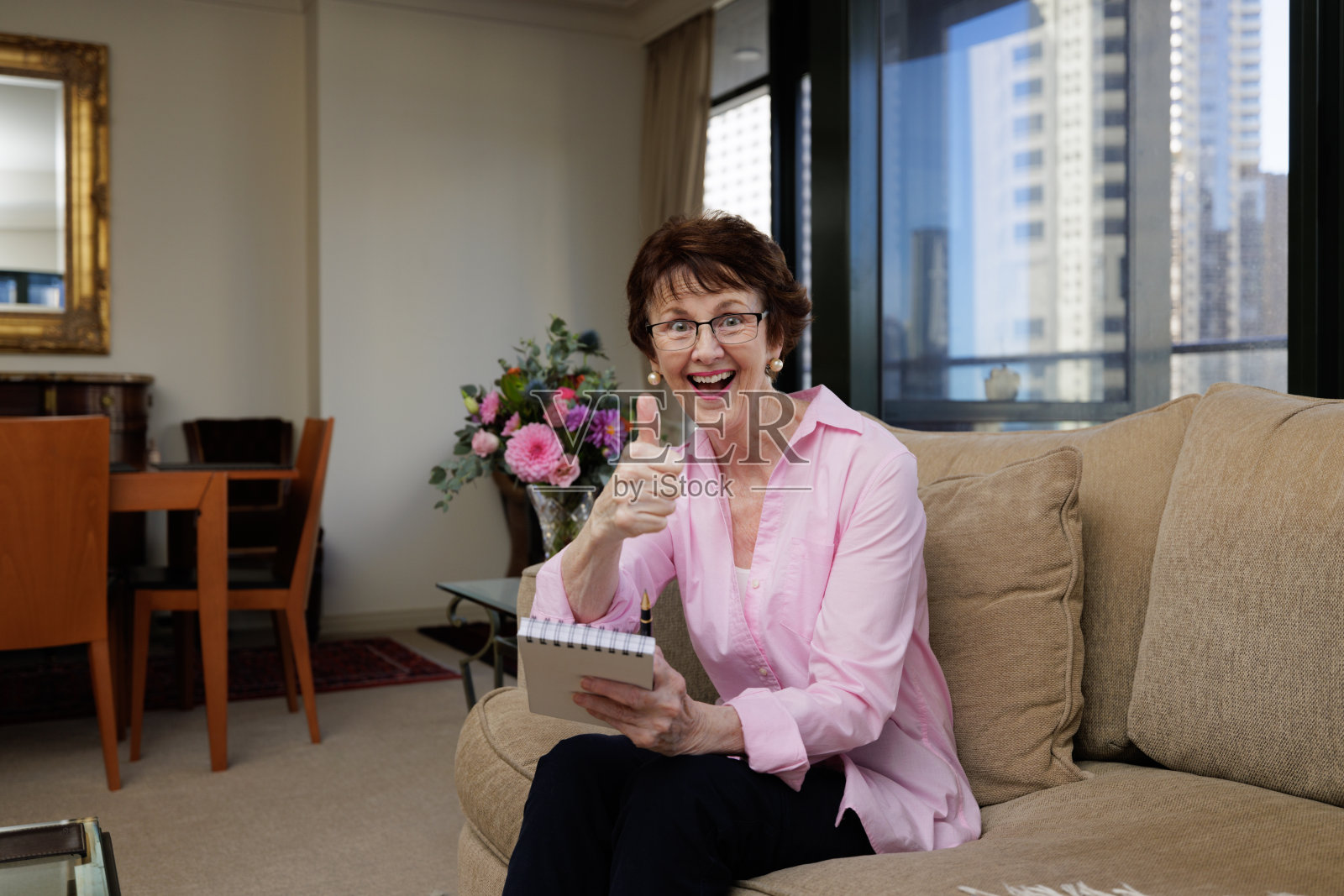 微笑的女人与笔和记事本照片摄影图片