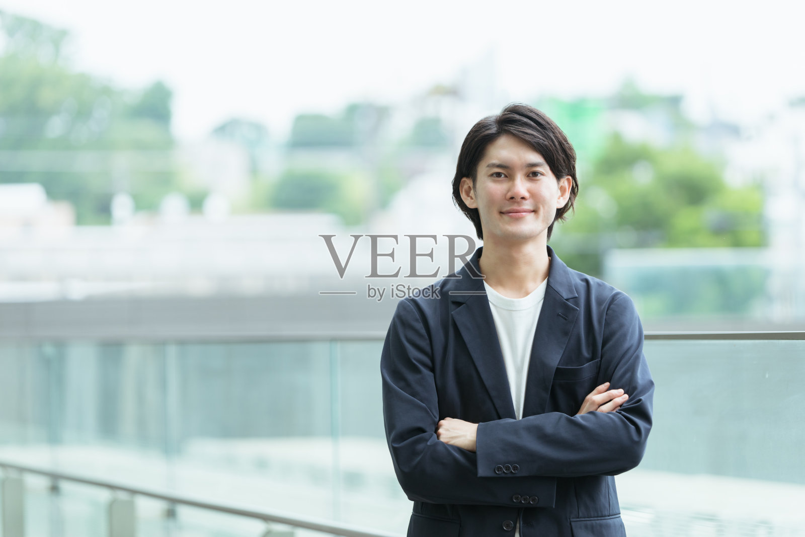 年轻人和年轻的企业主交叉着胳膊照片摄影图片