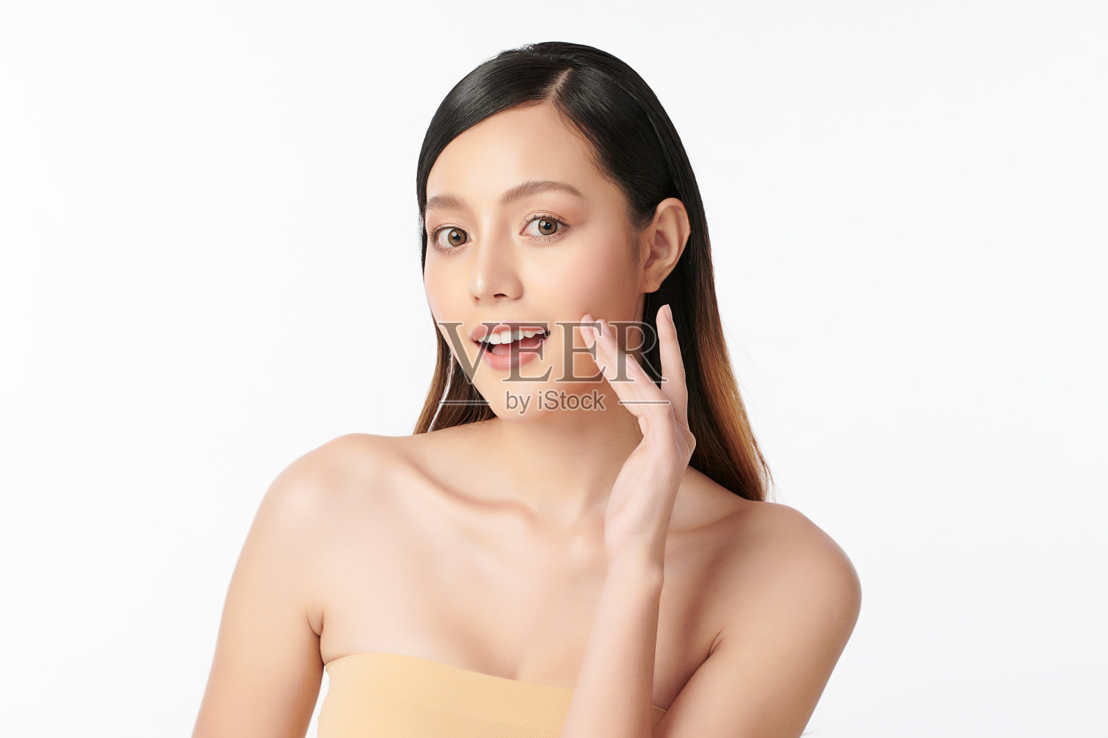 美丽年轻的亚洲女性与清洁新鲜的皮肤上的白色背景,面部护理,面部治疗,美容和水疗,亚洲女性肖像。照片摄影图片