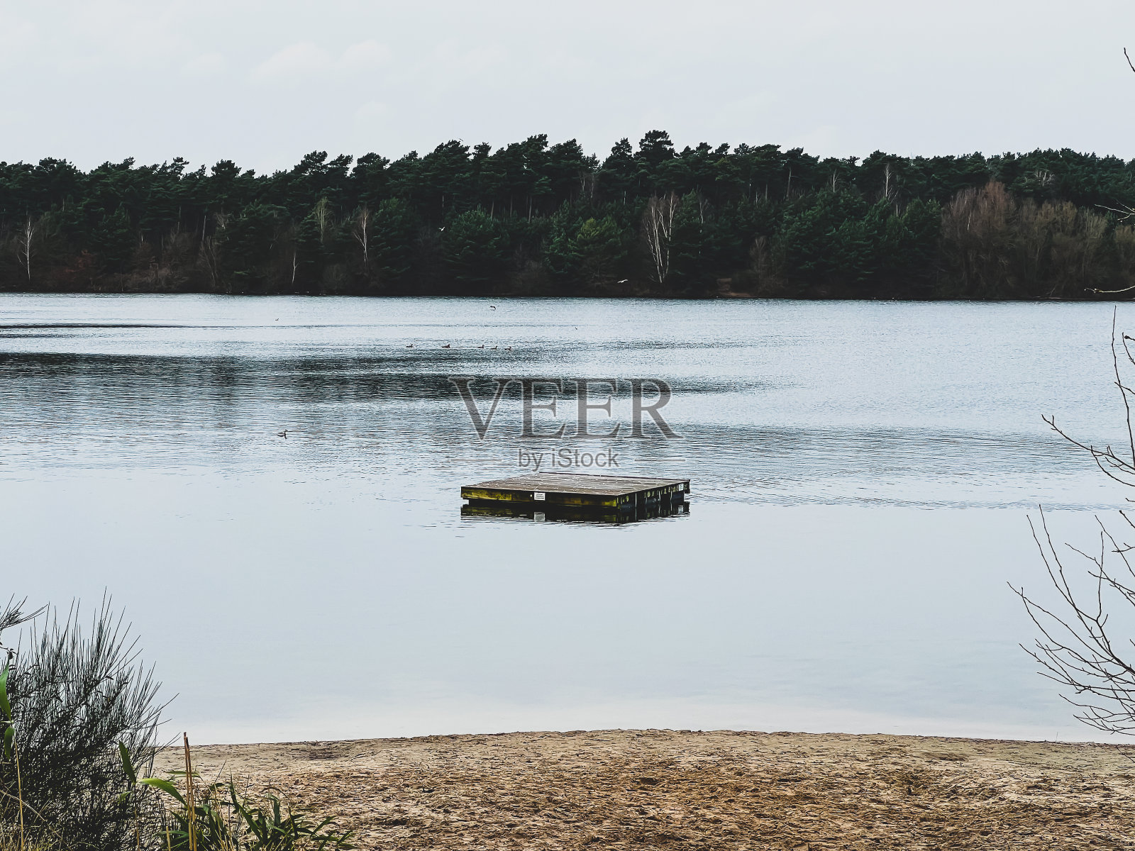 这个湖被称为“Offlumer See”,水面上有一个小码头。照片摄影图片