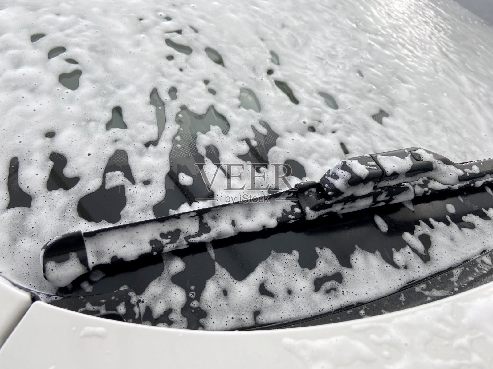 洗车,带肥皂sud的挡风玻璃雨刷照片摄影图片