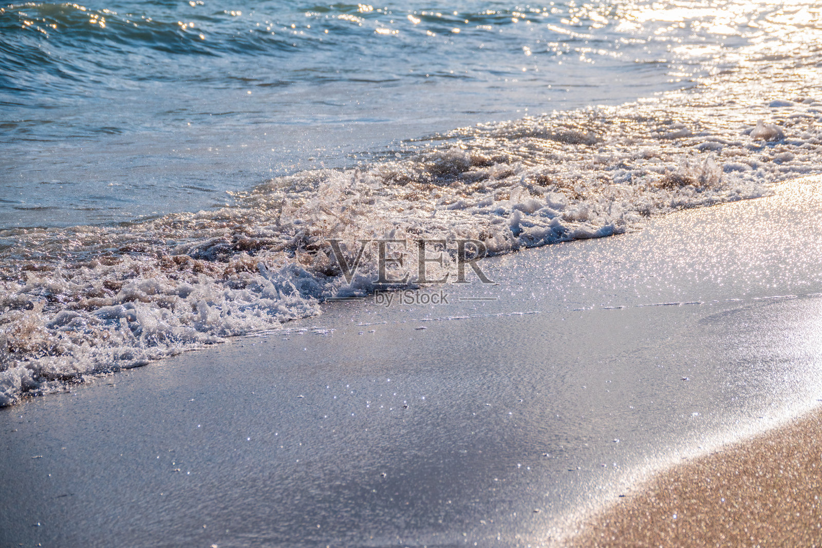 沙滩上海浪轻柔。照片摄影图片