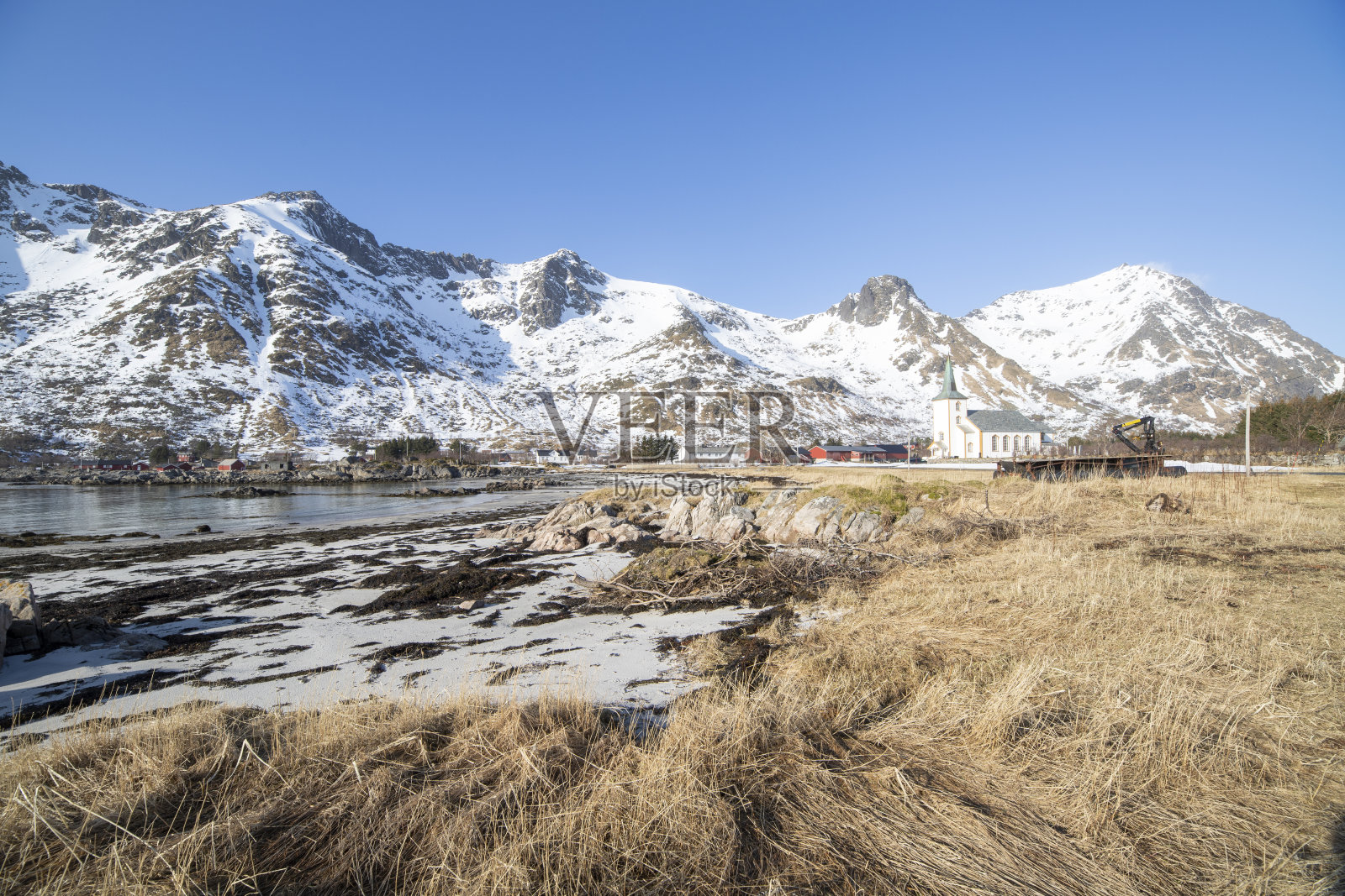 位于挪威罗浮敦群岛韦斯特瓦戈亚岛海滩上的瓦尔伯格的白色木制小教堂照片摄影图片