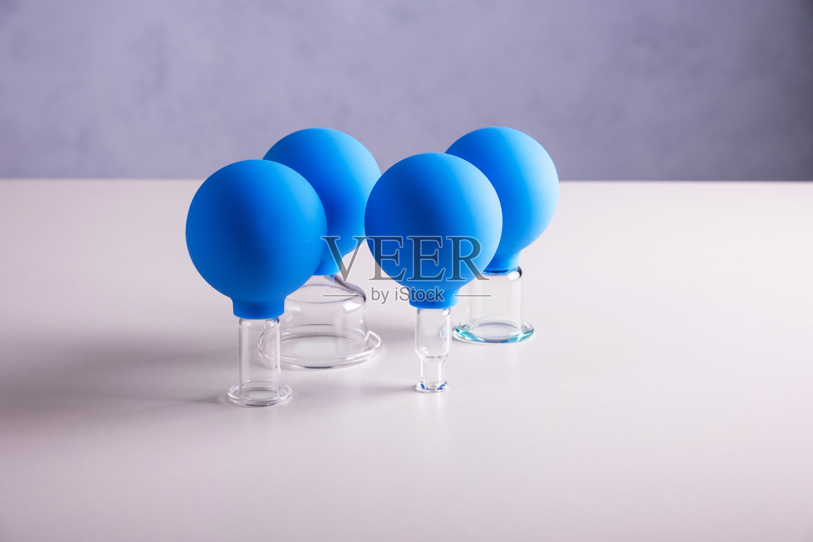 真空面部按摩用的真空罐放在桌子上照片摄影图片