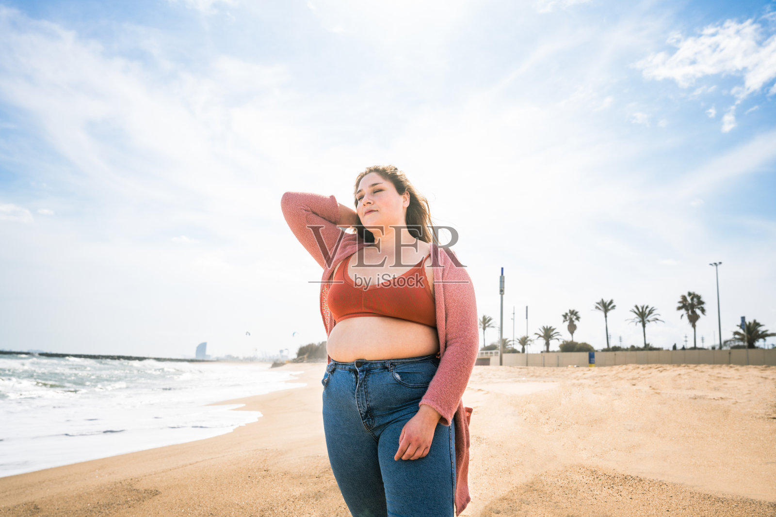 美丽的大码年轻女子在户外照片摄影图片