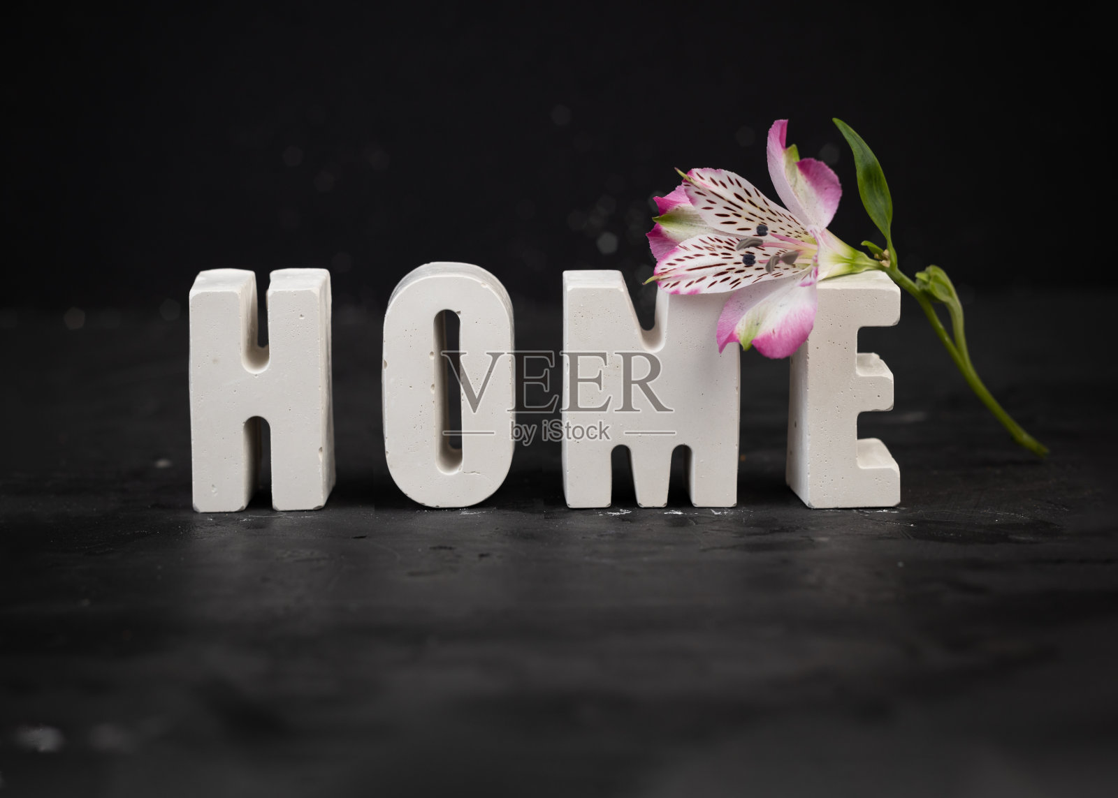 混凝土、水泥或石膏的字母。文本的家。大写英文字母,用于装饰。照片摄影图片