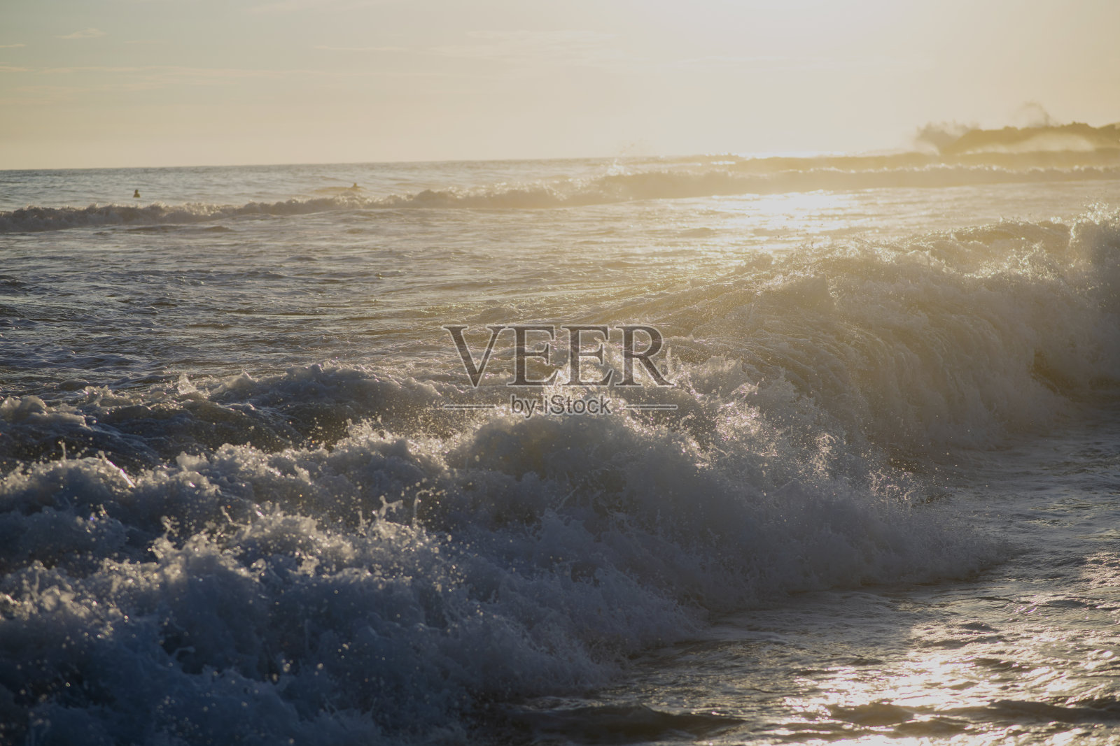 黄色的天在日落的沙滩上照片摄影图片