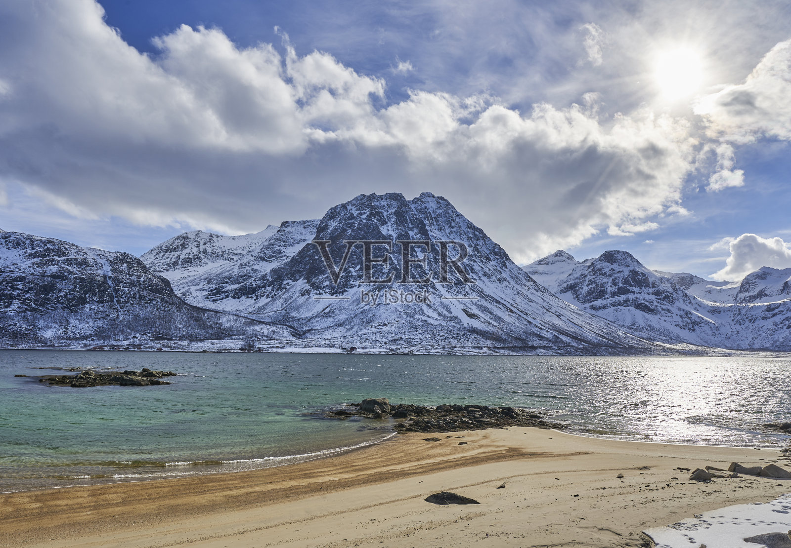 欧洲挪威特罗姆瑟附近的特罗姆维克地区美丽的峡湾照片摄影图片