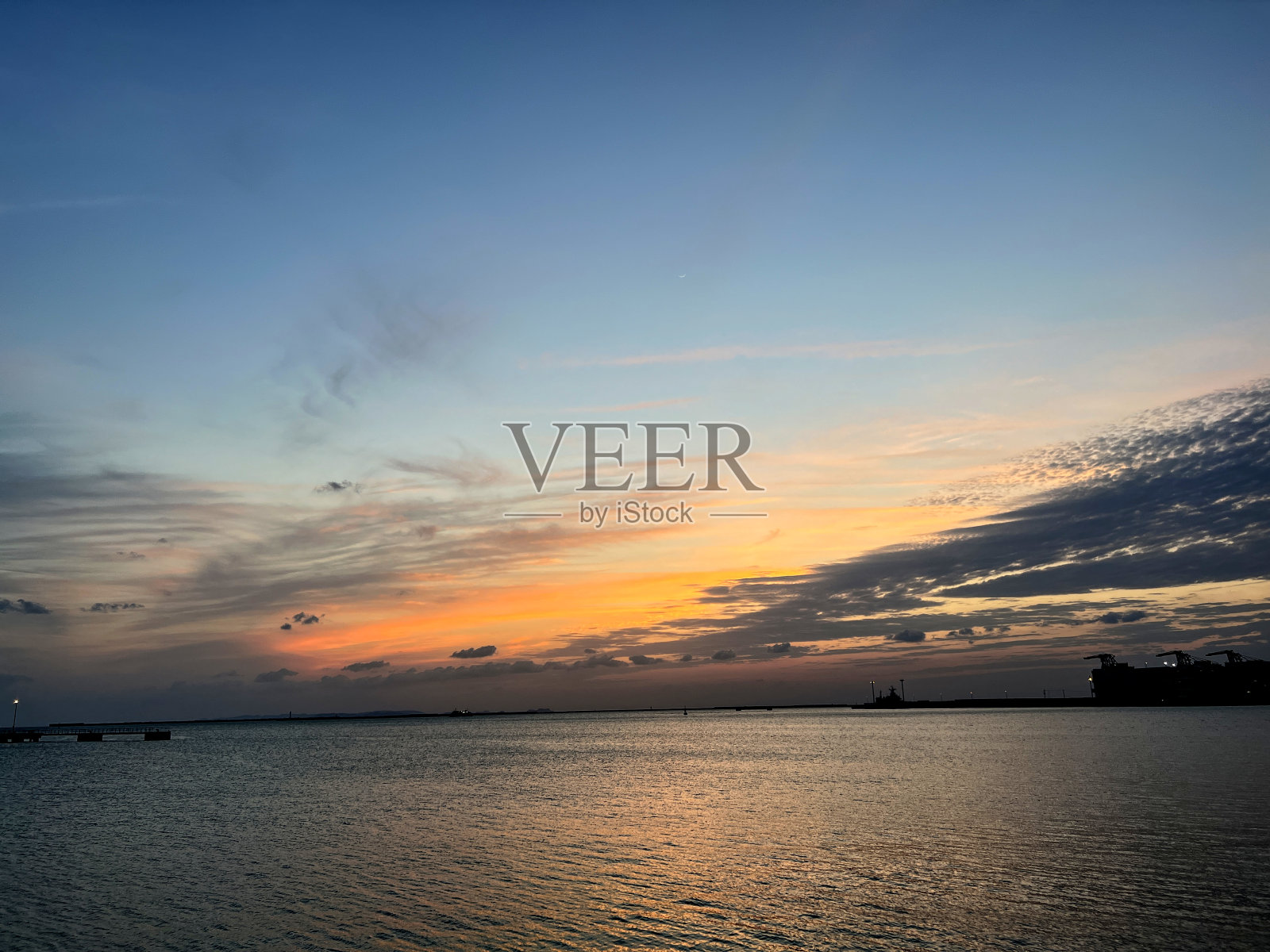 从冲绳那霸渔港看到那霸港的夜景照片摄影图片