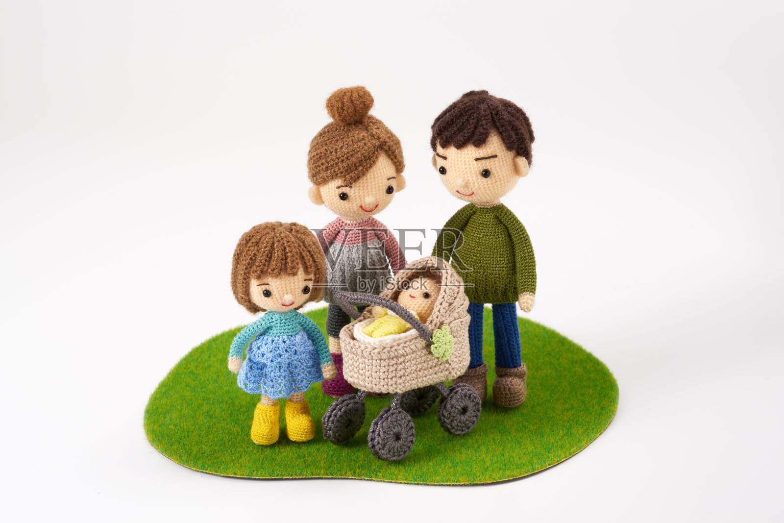 小巧可爱的Amigurumi娃娃在白色背景照片摄影图片