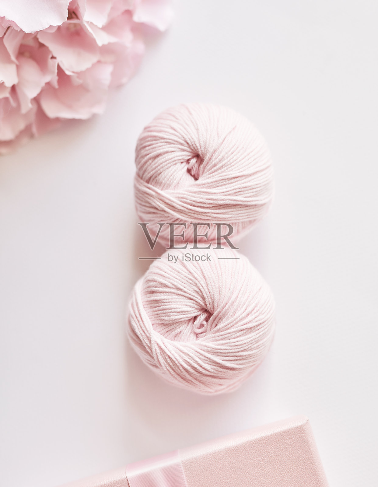 三八妇女节明信片。春节。纱线束、针织针、针织配件。手工制作的,爱好照片摄影图片