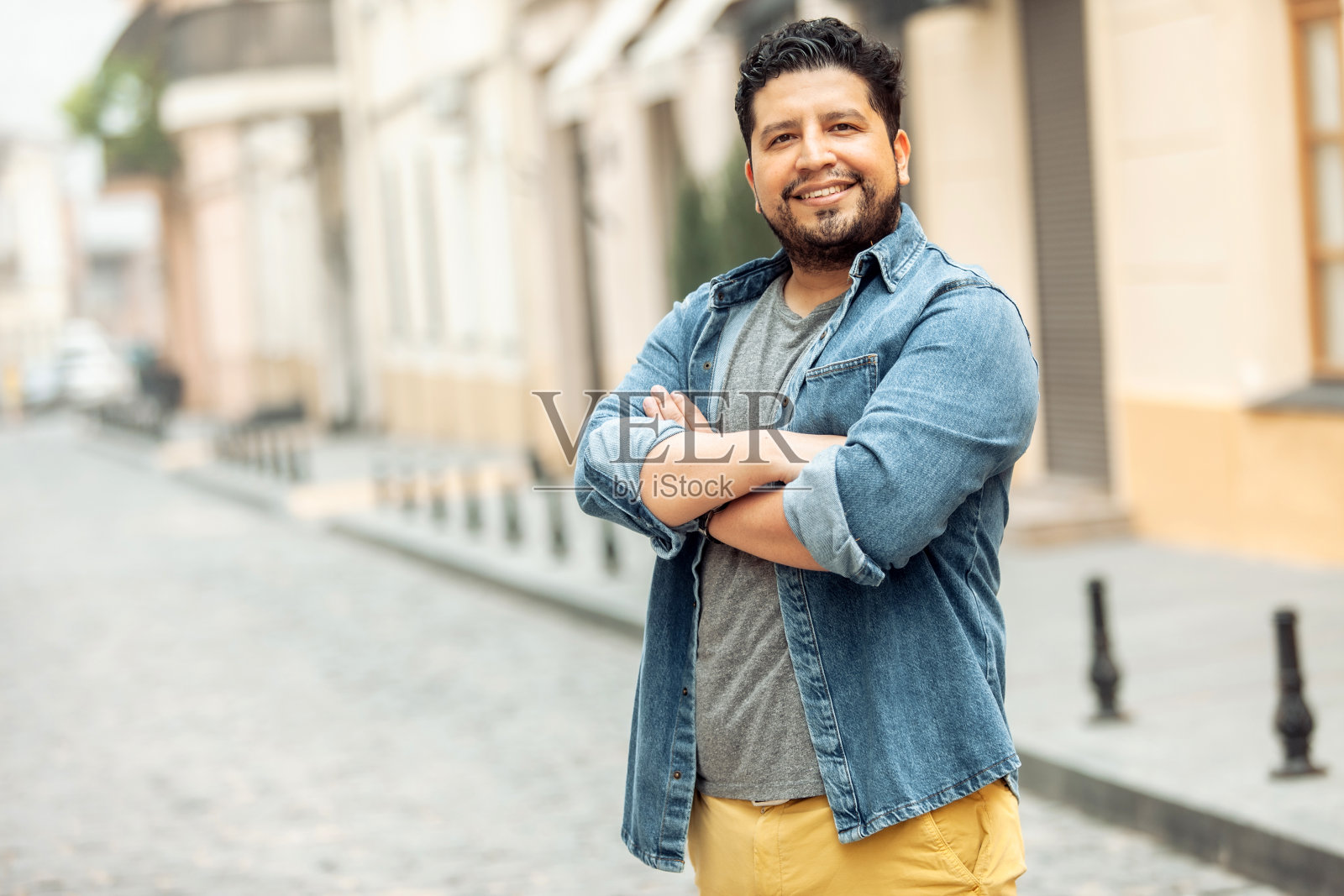自信微笑的西班牙男子看着镜头在城市照片摄影图片