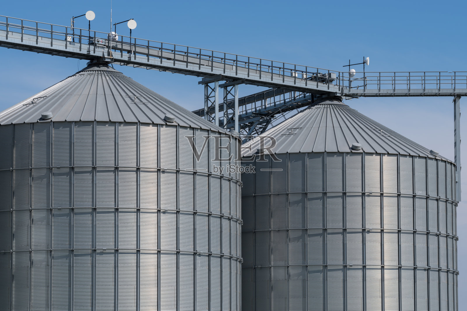 现代粮食筒仓。谷物升降机。照片摄影图片