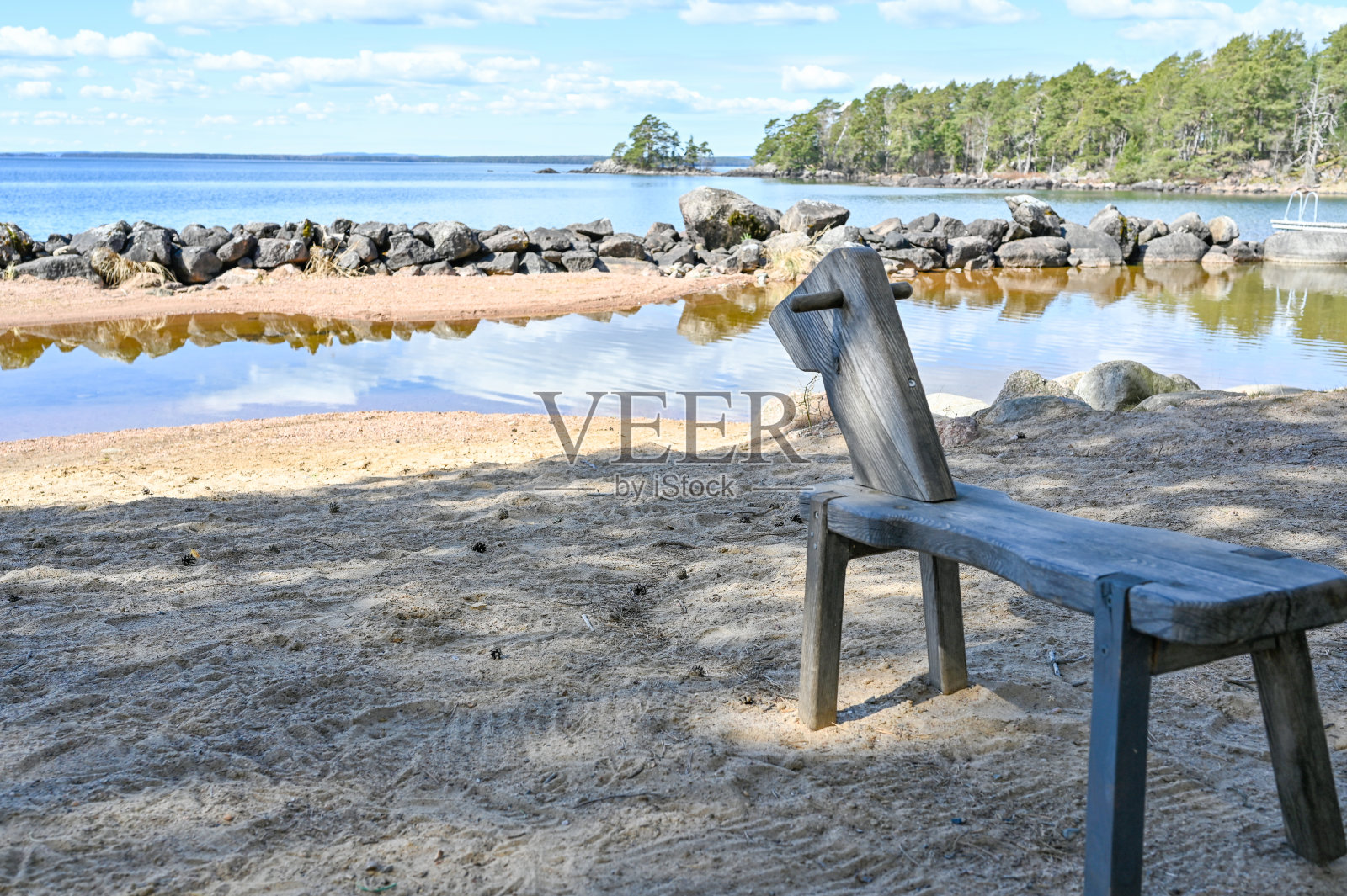 沙滩和自制的木制儿童玩具照片摄影图片