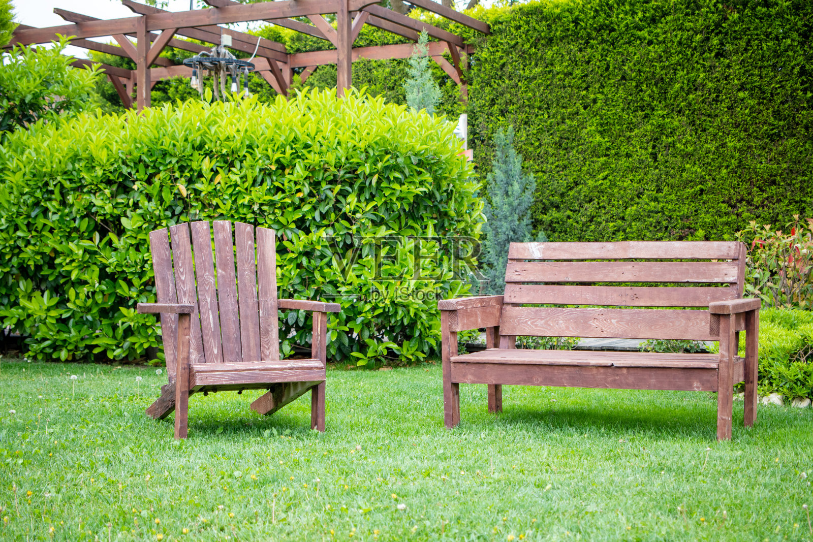 草地上的木椅。照片摄影图片