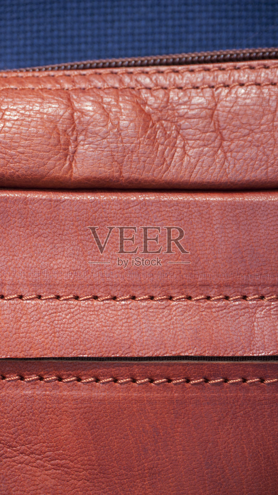 拉链口袋在棕色皮包照片摄影图片