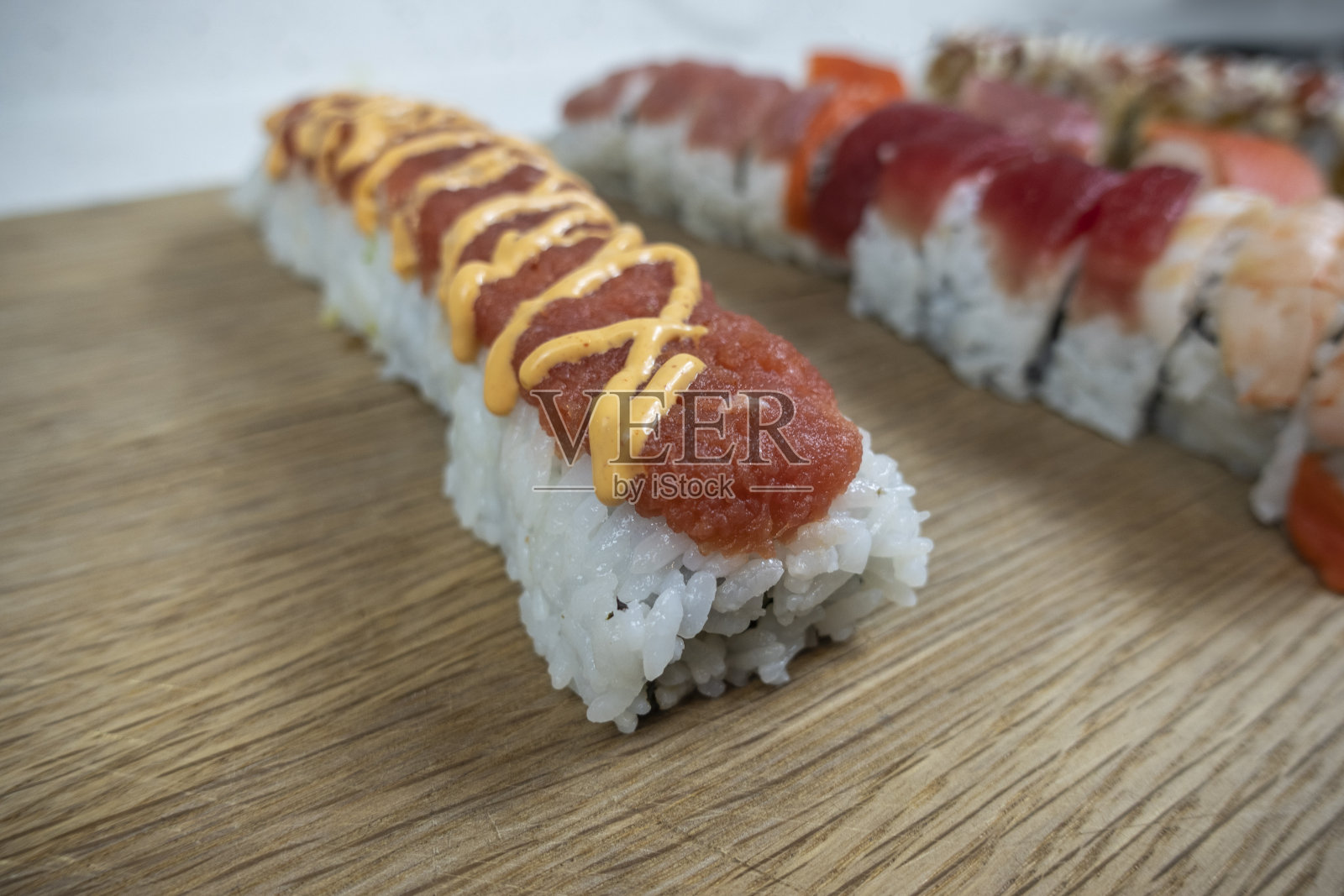 有角度的,选择性聚焦的观点,各种寿司卷在竹板上照片摄影图片