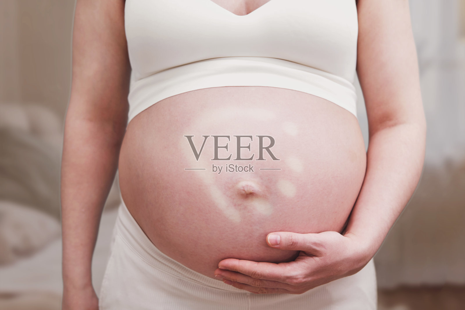 孕妇和肚子上的手印,家里客厅照片摄影图片