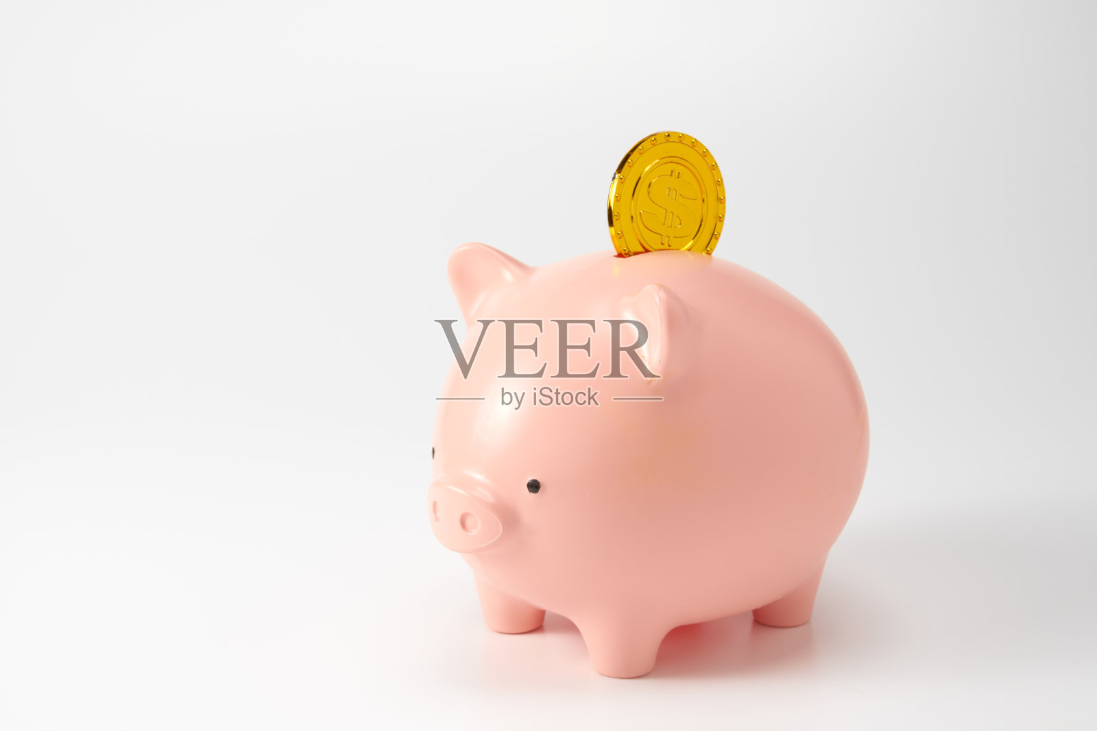 白色背景上的存钱罐和钱照片摄影图片