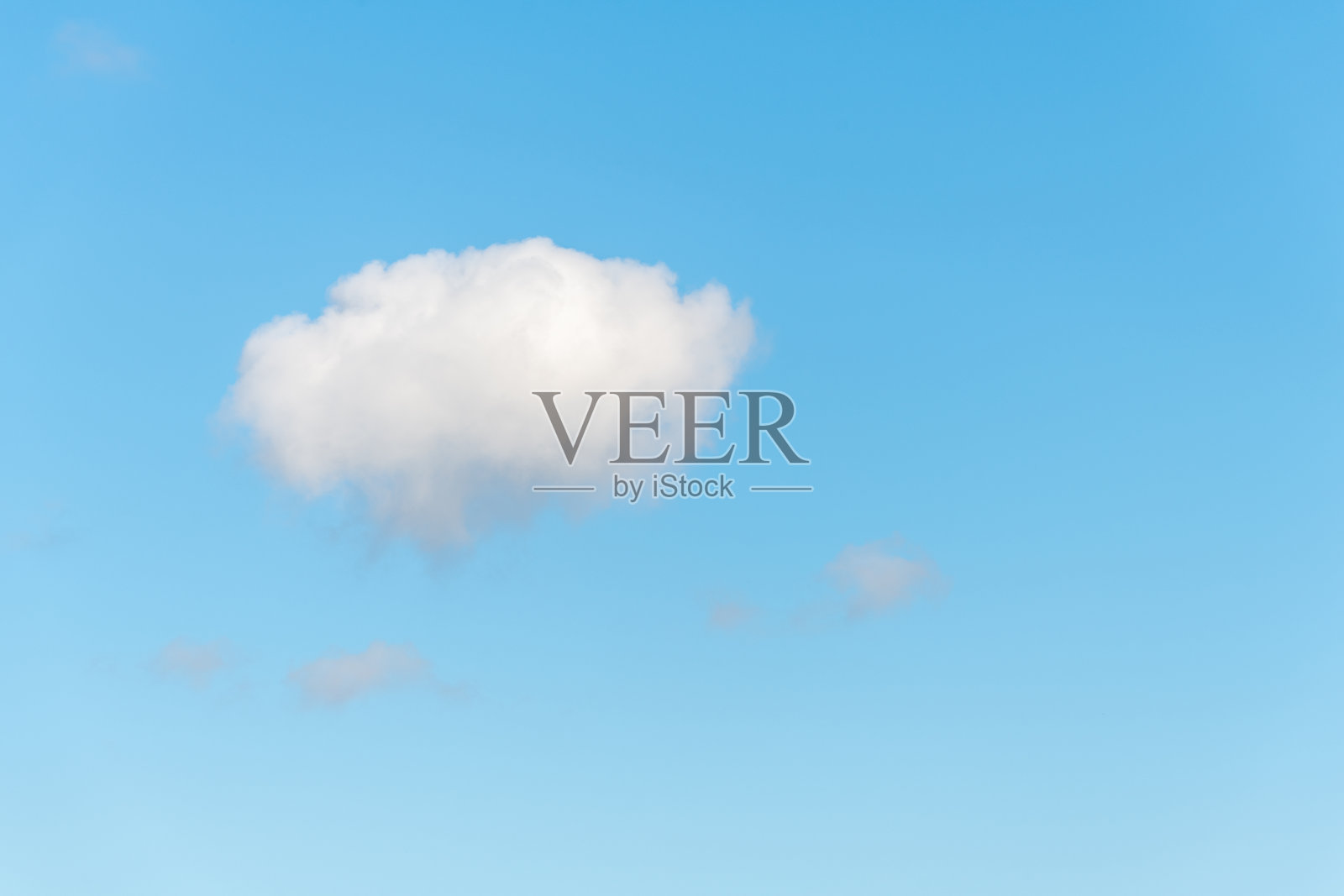 晴朗的日子里,白云在蓝天上。照片摄影图片