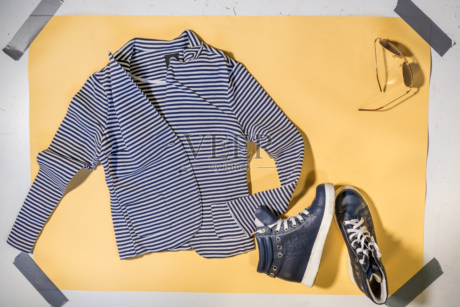 蓝色条纹条纹妇女夹克俯视图照片摄影图片